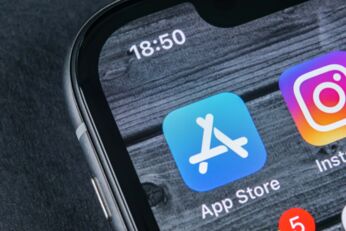 Apple Store Anwendungssymbol auf Apple iPhone X Smartphone-Bildschirm Nahaufnahme. Mobiles Anwendungssymbol von App Store. Soziales Netzwerk.